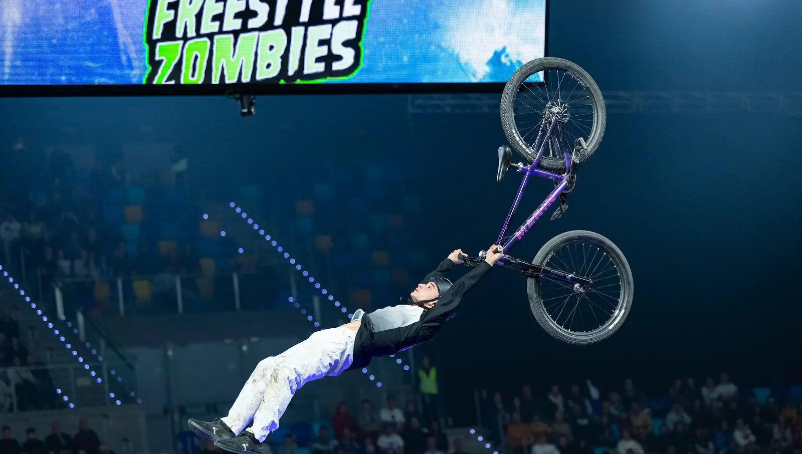 רוכב BMX מבצע תרגיל באוויר מול היציע